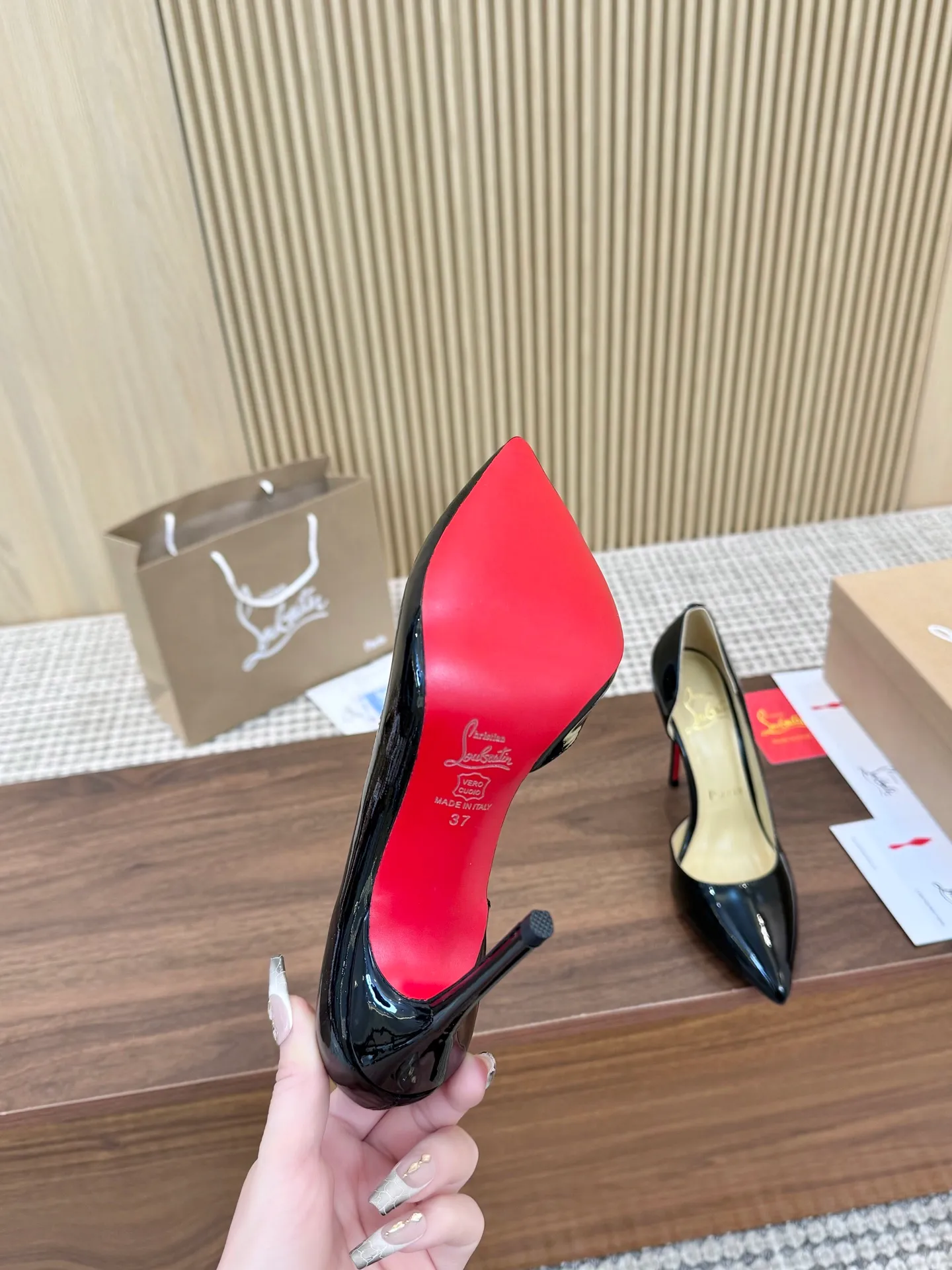💕💕Factory direct selling price p440💕💕 Genuine leather sole +40 shipped all year round💝Christian Louboutin CL👠 "Imported cow patent leather💎Side hollow series" noble and luxurious, real blingbling👟👟 real materials, all customized by the pattern maker, and the materials are made of original customized materials to achieve the taste of the original 5 color options💍 Upper: Imported 👉cow patent leather💪 Lining: Sheepskin foot pad/lining Size: 34-40.41.42 Heel height: two options: 10.5cm and 8.5cm